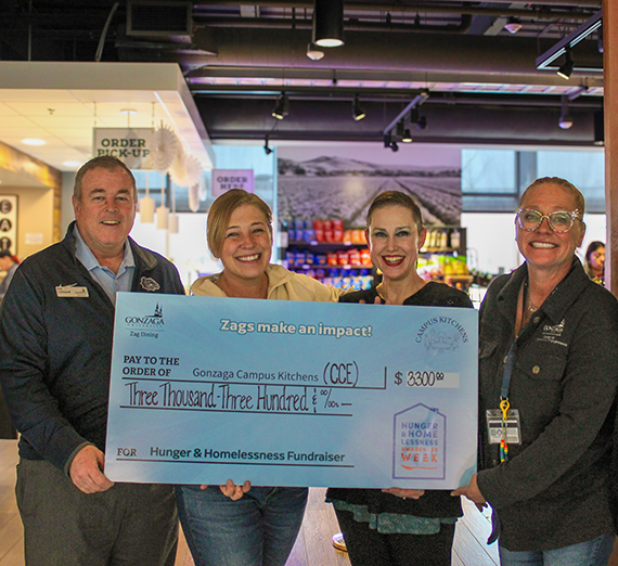 امرأة تقف بذراعين متقاطعتين بجانب نافذة