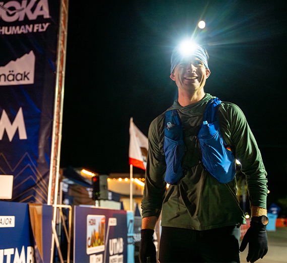 امرأتان ورجلان يقفان على درجات