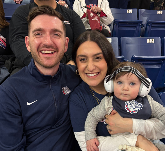 لافتة الحرم الجامعي تحمل شعار غوزاغا مع نص يقرأ: اكتشف هدفك